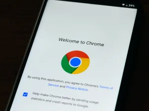 Smartphone screen displaying the Google Chrome welcome message with logo and options to agree to terms of service and send usage statistics.